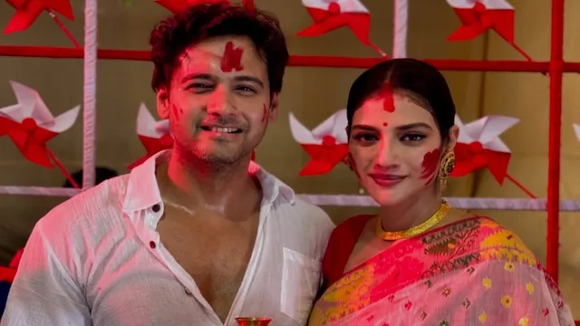 Katta kokraklarini silkitayotgan qizlar videosi