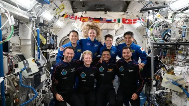 Xotinimni sohilda ikki erkak sikishyapti