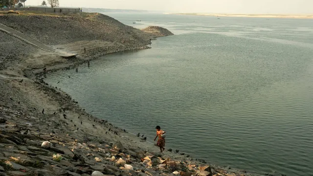 girl_fetching_water_DSC5679_WR-S