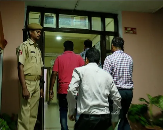 ପୁଣି ଚିଟଫଣ୍ଡ ତନାଘନା: ସ୍ୱସ୍ତିକ ଇଣ୍ଡିଆର ଆଉଜଣେ ନିର୍ଦେଶକ ଗିରଫ