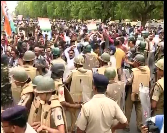 ରାଜରାସ୍ତାରେ ପାଜେରୋ ପଲିଟିକ୍ସ : ବିକ୍ଷୋଭ ବେଳେ ପୁଲିସ ସହ କଂଗ୍ରେସର ଧସ୍ତାଧସ୍ତି