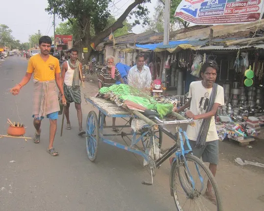 ଶବ ପାଇଁ ମିଳିଲାନି କାନ୍ଧ , ସଂସ୍କାର ପାଇଁ ଝିଅର ମୃତଦେହକୁ ଟ୍ରଲିରେ ଶ୍ମଶାନ ନେଲେ ଅସହାୟ ବାପା