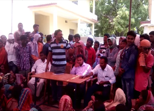 ପଡିକାର୍ଡ ଦାବି ନେଇ ମାଲକାନଗିରିରେ ମହିଳା ହିତାଧିକାରୀଙ୍କ ହଙ୍ଗାମା