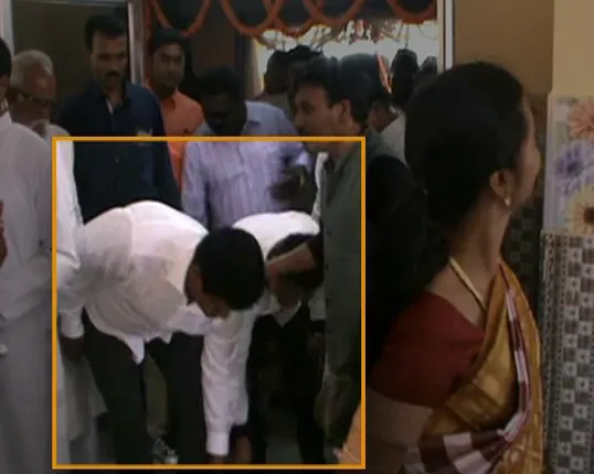 ମନ୍ତ୍ରୀଙ୍କ ପାଦୁକା ସେବା