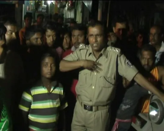 ଗାଁ ଲୋକଙ୍କ କବଳରେ ୧୨ ଘଂଟା ବନ୍ଦୀ ପୁଲିସ