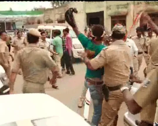 ପୁରୀରେ ଆହାର ଯୋଜନା ଶୁଭାରମ୍ଭ ବେଳେ ମନ୍ତ୍ରୀଙ୍କୁ କଂଗ୍ରେସର କଳାପତକା ପ୍ରଦର୍ଶନ:୪ ଗିରଫ, ୮ ଅଟକ