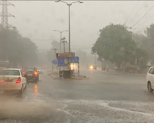 ତାତିରୁ ମିଳିଲା ତ୍ରାହୀ : କାଳବୈଶାଖୀରେ ଭିଜିଲା ଉପକୂଳ ଓଡିଶା