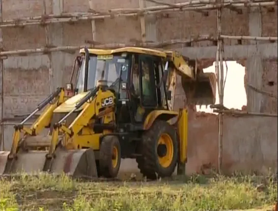 ବାହୁବଳୀ ନେତାଙ୍କ ରାଜପ୍ରାସାଦରେ ଚାଲିଲା  ବୁଲଡୋଜର