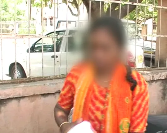 ଜିଲ୍ଲାପାଳଙ୍କ ଅଫିସ ଆଗରେ ମହିଳାଙ୍କୁ ଆକ୍ରମଣ