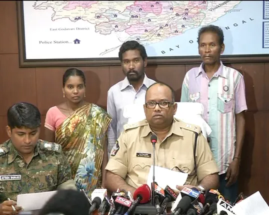 ମାଓନେତ୍ରୀ ଝାନସୀଙ୍କ ଆତ୍ମସମର୍ପଣ: ମାଲକାନଗିରିର ପୂର୍ବତନ ଜିଲ୍ଲାପାଳ ଭିନିଲ କ୍ରିଷ୍ଣାଙ୍କ ଅପହରଣରେ ଥିଲେ ସଂପୃକ୍ତ