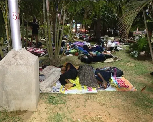 ଚାରିକିଟିଏ ପାଇଁ କଡା ସଂଘର୍ଷ : ଫୁଟପାଥରେ ବିତୁଛି ରାତି