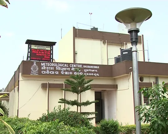 ଭୁବନେଶ୍ୱରରେ ୩୧ ବର୍ଷର ରେକର୍ଡ ଭାଙ୍ଗିଲା ତାପମାତ୍ରା ,୨୦ ତାରିଖ ଯାଏଁ ରାଜ୍ୟର ସମସ୍ତ ସ୍କୁଲ ଛୁଟି