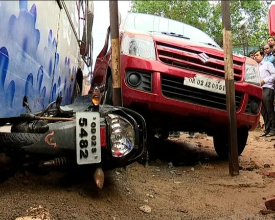 ଭୁବନେଶ୍ୱର ବମିଖାଲ ଛକରେ ସିରିଜ ଦୁର୍ଘଟଣା