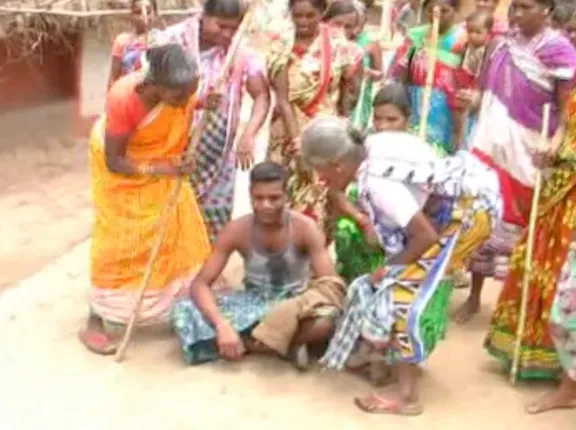 ନବରଙ୍ଗପୁରରେ ମହିଳାଙ୍କ ମଦ ବିରୋଧୀ ଅଭିଯାନ : ଗାଁକୁ ମଦମୁକ୍ତ କରିବାକୁ ବାହାରିଲା ଠେଙ୍ଗାବାହିନୀ