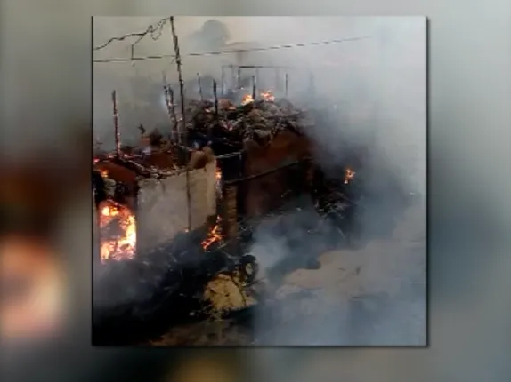 ଖୋଲା ଆକାଶ ତଳେ ଆଠଗଡ ଗଦାଧରପୁର ଗ୍ରାମବାସୀ : ଅଗ୍ନିକାଣ୍ଡ ପରେ ଦାଉ ସାଧିଲା କାଳବୈଶାଖୀ ବର୍ଷା