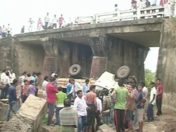 ବଲାଙ୍ଗୀର ଛତାମଖନା ନିକଟରେ ପୋଲ ତଳକୁ ଖସିଲା ମିନିଟ୍ରକ : ୨ ମୃତ, ୪ଗୁରୁତର