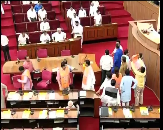 ଜଷ୍ଟିସଙ୍କ ପାଇଁ ଗୃହ ଅଚଳ : କମିଶନଙ୍କୁ ପଦଚ୍ୟୁଦ ସହ ମନ୍ତ୍ରୀ ଦାସବର୍ମାଙ୍କ ଇସ୍ତଫା ଦାବିରେ ଅଡି ବସିଲେ ବିରୋଧୀ