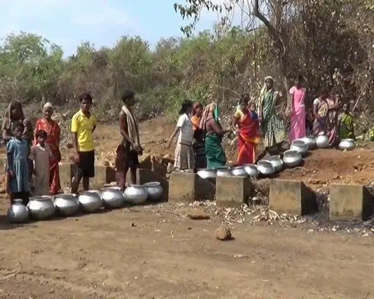 ଗଡଜାତରେ ପାଣି ଯୁଦ୍ଧ : କୋରଡ ଭିତରେ ଚୁଆ ଖୋଳି ସଂଗ୍ରହ ହେଉଛି ପାଣି