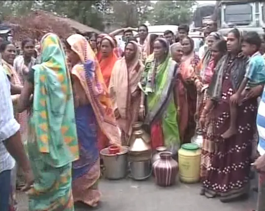 ସମ୍ବଲପୁରରେ ପାଣି ପାଇଁ ଚକା ଜାମ୍ : ରାଜରାସ୍ତାରେ ଶତାଧିକ ମହିଳା