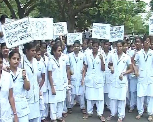 ଏସସିବି ନର୍ସିଂ ଛାତ୍ରୀଙ୍କ ଆନ୍ଦୋଳନରେ ନୂଆ ମୋଡ : ଜୁନିଅର ଛାତ୍ରୀଙ୍କ ବିରୋଧରେ ସିନିଅର ଛାତ୍ରୀଙ୍କ ଏତଲା