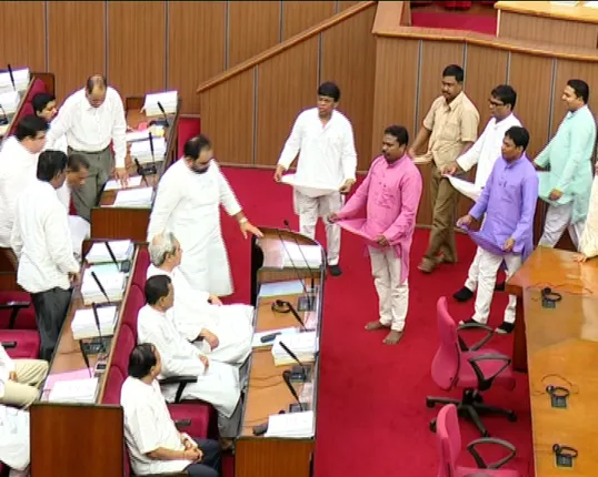 ମୁଖ୍ୟମନ୍ତ୍ରୀଙ୍କୁ ଏସସି ଏସଟି ସଦସ୍ୟଙ୍କ ଗୁହାରି: ସାଷ୍ଟାଙ୍ଗ ପ୍ରଣିପାତ କଲେ ବିଧାୟକ