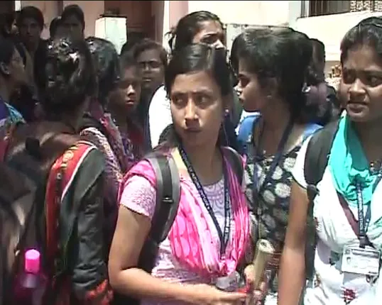 ହଷ୍ଟେଲ ଛାଡିଲେ ସମସ୍ତ ଏସସିବି ନର୍ସିଂ ଛାତ୍ରୀ:କହିଲେ ସରକାରଙ୍କ ନିଷ୍ପତିକୁ ଜଣାଉଛୁ ସମ୍ମାନ