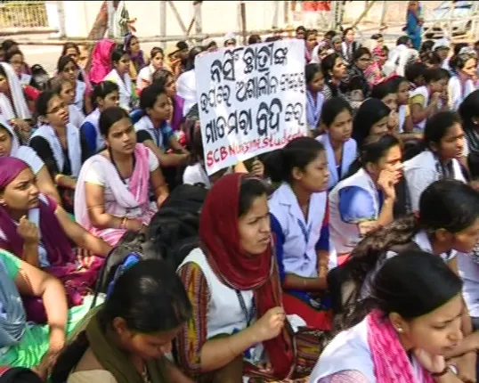 ଏସସିବି ନର୍ସିଂ ଛାତ୍ରୀଙ୍କୁ ଅଧ୍ୟକ୍ଷାଙ୍କ ଦୁର୍ବ୍ୟବହାର ଘଟଣା : ସ୍ୱାସ୍ଥ୍ୟମନ୍ତ୍ରୀଙ୍କୁ ଭେଟିଲେ ଆନ୍ଦୋଳନକାରୀ