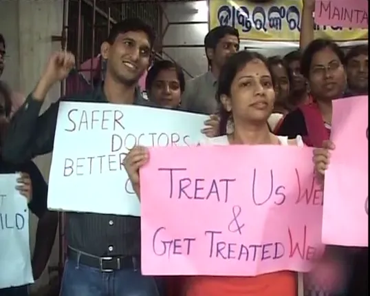 ସୁରକ୍ଷା ଦାବିରେ ଶିଶୁଭବନ ଡାକ୍ତରଙ୍କ କାର୍ଯ୍ୟବନ୍ଦ ଆନ୍ଦୋଳନ