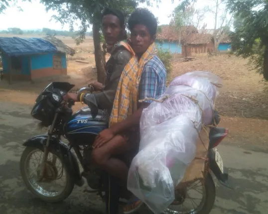 ନବରଙ୍ଗପୁର ଝରିଗାଁରେ ହୃଦୟ ବିଦାରକ ଦୃଶ୍ୟ : ବାଇକରେ ବୁହା ହେଲା ଯୁବତୀଙ୍କ ମୃତଦେହ