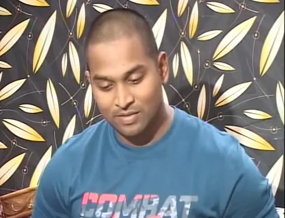 ଉପହାରରେ ଖାକିି ବର୍ଦ୍ଦି