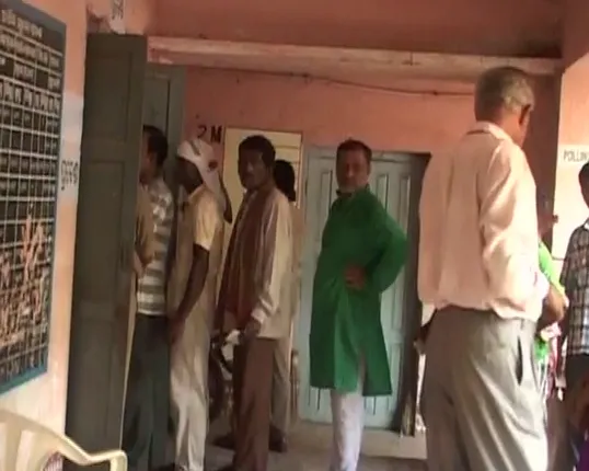 ସିଏମସି ୨୧ ନମ୍ବର ୱାର୍ଡ ଉପନିର୍ବାଚନ : ସକାଳ ୮ରୁ ୬ଟି ବୁଥରେ ଚାଲିଛି ମତଦାନ