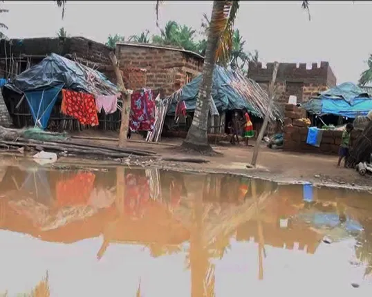 ଆତଙ୍କିତ ଚିଲିକା ଆଖପାଖ ୧୫ଟି ଗାଁ  ବାସିନ୍ଦା : ଲୁଣି ପାଣି ଘେରରେ କଟୁଛି ଜୀବନ