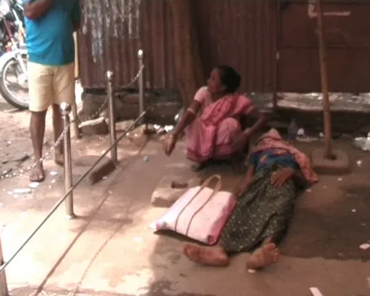 ଅଭାବନୀୟ ଘଟଣା : ବ୍ୟାଙ୍କ କର୍ମଚାରୀଙ୍କ ଉଦାସୀନ ମନୋଭାବ ପାଇଁ ଚାଲିଗଲା ଜୀବନ