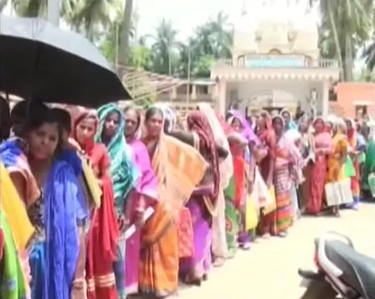 ଟଙ୍କା ଫେରିପାଇବାକୁ ଜମାକାରୀଙ୍କ ଗୁହାରି : ବ୍ରହ୍ମଗିରି ତହସିଲ ସାମ୍ନାରେ କ୍ଷତିଗ୍ରସ୍ତଙ୍କ ଲମ୍ବା ଲାଇନ