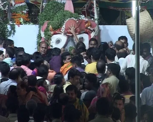 ଶ୍ରୀମନ୍ଦିର ପ୍ରଶାସନର ବାରଣ ସତ୍ୱେ ମହାପ୍ରଭୁଙ୍କୁ ଛୁଇଁଲେ ଭକ୍ତ