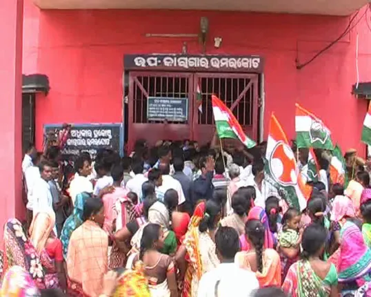 ରେଂଜରଙ୍କୁ ମାଡ ମାରିବା ଘଟଣା : ପ୍ରଦୀପ ମାଝୀଙ୍କ ବ୍ୟତୀତ ଅନଶନରୁ ଓହରିଲେ ୧୮ କଂଗ୍ରେସ କର୍ମୀ