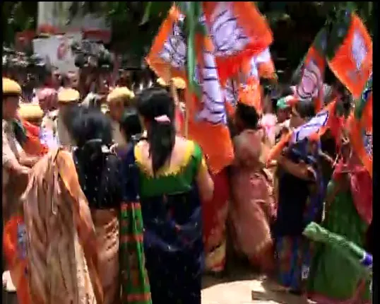 ପପୁଙ୍କ ପାଇଁ ବଢିଲା ଅଡୁଆ : ପପୁଙ୍କୁ ଗିରଫ ଦାବିରେ ମହିଳା ଥାନା ଘେରାଉ କଲା ବିଜେପି ମହିଳା ମୋର୍ଚ୍ଚା