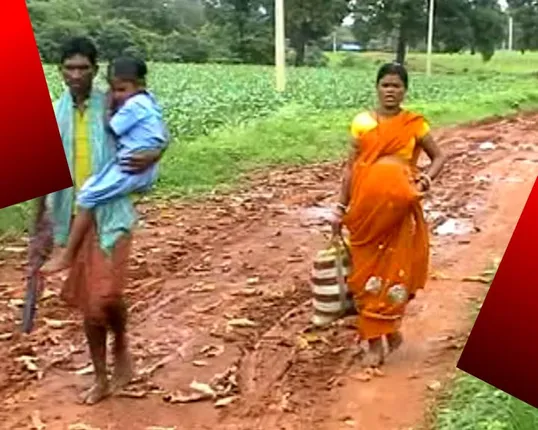 ବାଃ ବାଃରେ ମମତା ଯୋଜନା : ନବରଙ୍ଗପୁରରେ ପ୍ରସବ ପାଇଁ ୮ କିଲୋମିଟର ବାଟ ଚାଲିକି ଡାକ୍ତରଖାନା ଗଲେ ପ୍ରସୂତି