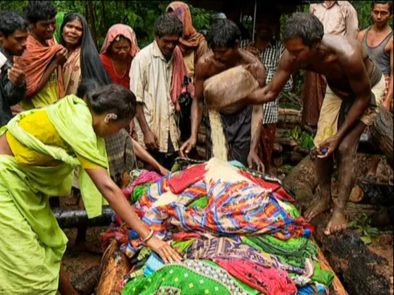 ଆଗେ ଜରିମାନା ପରେ ଶୁଦ୍ଧିକ୍ରିୟା : ଦ୍ୱାଦଶାହ ପାଳିଲେନି ଗୁମୁଡୁମାହା ଗ୍ରାମବାସୀ