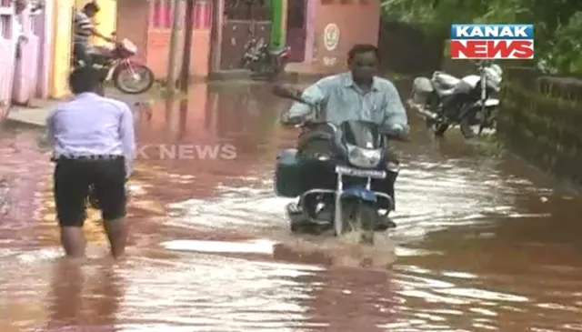 ଢେଙ୍କାନାଳ ସହରରେ ବିପର୍ଯ୍ୟସ୍ତ ହୋଇପଡିଛି ପରିମଳ ବ୍ୟବସ୍ଥା : ବର୍ଷା ହେଲେ ରାଜରାସ୍ତାରେ କୃତିମ ବନ୍ୟାର ଭ୍ରମ