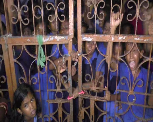 ସ୍କୁଲ ଛୁଟି ପରେ ବି ଘରକୁ ଫେରିଲେନି ଛାତ୍ରଛାତ୍ରୀ : ପାରାଦୀପ କୁଜଙ୍ଗ ବ୍ଲକ ମଙ୍ଗରାଜପୁର ଉଚ୍ଚ ପ୍ରାଥମିକ ବିଦ୍ୟାଳୟରେ ଦେଖିବାକୁ ମିଳିଛି  ଅଭିନବ ପ୍ରତିବାଦ