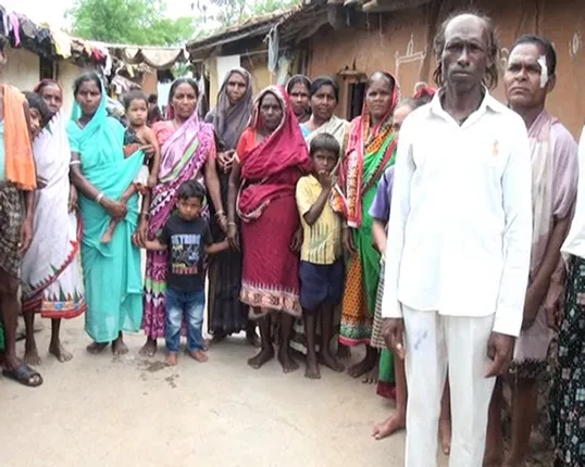 ରାଜୀବଗାନ୍ଧୀ ବିଦ୍ୟୁତ ଯୋଜନାକୁ ଉପହାସ କରୁଛି କଳାହାଣ୍ଡିର ଚିଲିଚିଲା ଗାଁ : ବିଜୁଳି ସଂଯୋଗ ନଥିବାରୁ ଡିିବିରି ଆଲୁଅ ପାଲଟିଛି ଭରସା