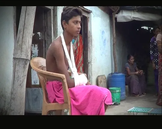 ଅଧାରେ ରହିଲା ସୁନେଲି ଭବିଷ୍ୟତର ସ୍ୱପ୍ନ : ବଲାଙ୍ଗିରରେ ସ୍କୁଲ କର୍ତୃପକ୍ଷଙ୍କ ଅବହେଳାର ଶିକାର ହୋଇ ହାତ ହରାଇଲେ ଛାତ୍ର