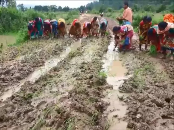 ବାରମ୍ବାର ଗୁହାରି ସତ୍ୱେ ଶୁଣିଲାନି ପ୍ରଶାସନ : ମାଲକାନଗିରି ମୁନଷା ଗ୍ରାମବାସୀଙ୍କ ଅଭିନବ ପ୍ରତିବାଦ
