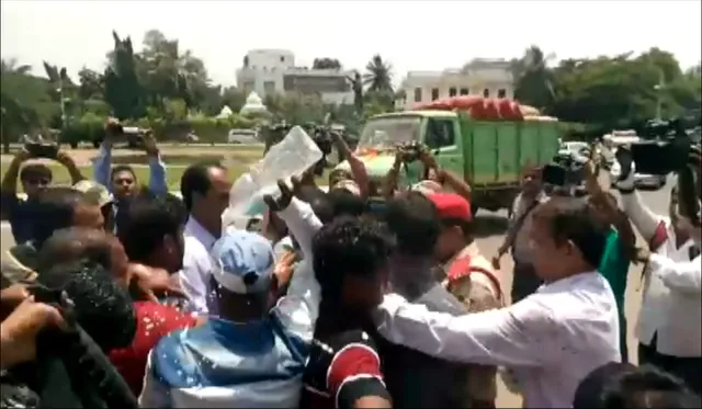 ପୁଲିସ ଚାକିରି ପାଇଁ ରାଜଭବନ ଆଗରେ ଛାତ୍ରଛାତ୍ରୀଙ୍କ ଆତ୍ମାହୁତି ଉଦ୍ୟମ