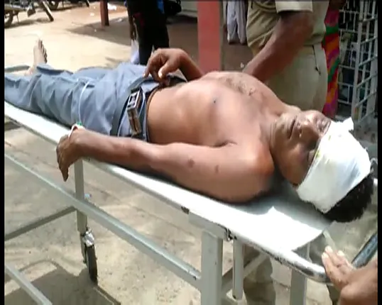 ଚାନ୍ଦବାଲି ବ୍ଲକ୍ ଜଳେଶ୍ୱରପୁର ଗାଁରେ ଦିନ ଦ୍ୱିପ୍ରହରେ ଯୁବକଙ୍କୁ ଭୁଜାଲି ମାଡ : ଏଯାଏ କାହାକୁ ଗିରଫ କରିନି ପୁଲିସ୍