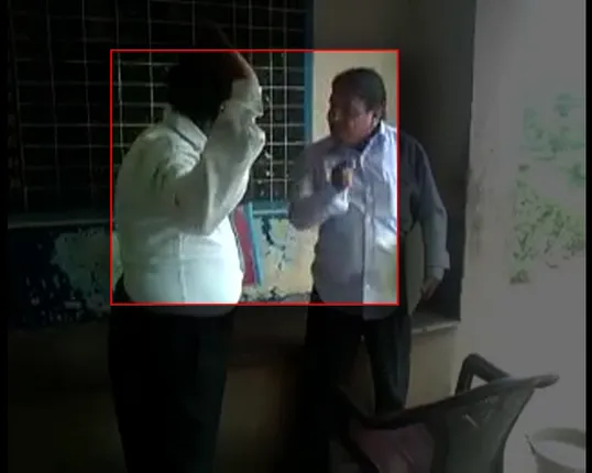 ପ୍ରଧାନଶିକ୍ଷକଙ୍କ ଦାଦାଗିରି ! ସର୍ବସମ୍ମୁଖରେ ସିଆରସିସିଙ୍କୁ ଚାପୁଡ଼ା ମାଡ