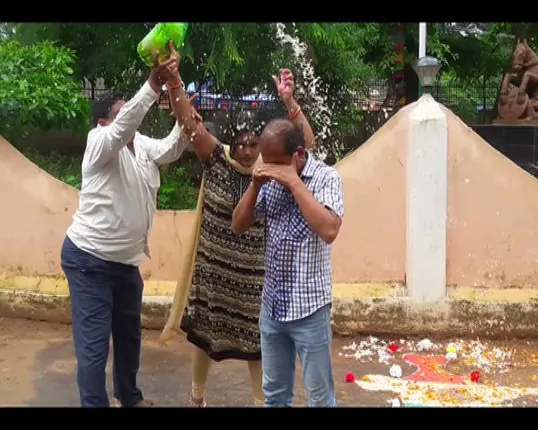 ସ୍ୱାଧୀନତା ଦିବସରେ ଢେଙ୍କାନାଳରେ ଅଭାବନୀୟ ଘଟଣା :  ଜିଲ୍ଲାପାଳଙ୍କ କାର୍ଯ୍ୟାଳୟ ପରିସରରେ ଦମ୍ପତିଙ୍କ ଆତ୍ମାହୁତି ଉଦ୍ୟମ