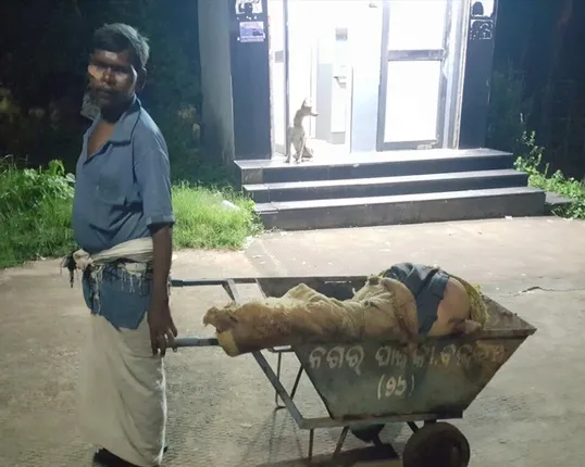 ବଲାଙ୍ଗୀରରେ ଅଭାବନୀୟ ଦୃଶ୍ୟ : ଆମ୍ବୁଲାନ୍ସ ବଦଳରେ ଅଳିଆ ଗାଡିରେ ବୁହାହେଲା ଶବ