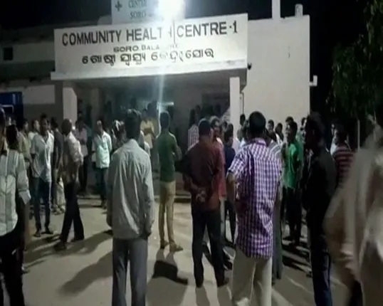 ସୋର ଗୋଷ୍ଠୀ ସ୍ୱାସ୍ଥ୍ୟ କେନ୍ଦ୍ରରେ ଅଭାବନୀୟ ଘଟଣା : ରୋଗୀ ମୃତ୍ୟୁକୁ ନେଇ ଡାକ୍ତରଙ୍କୁ ମାଡ